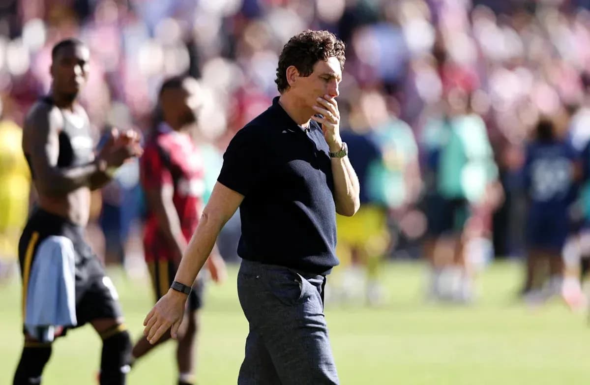 Entrenador caminando pensativo tras el partido Entrenador caminando pensativo tras el partido