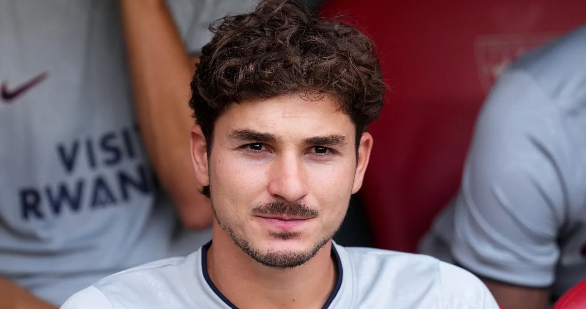 Jugador sentado en el banquillo de reservas Jugador sentado en el banquillo de reservas