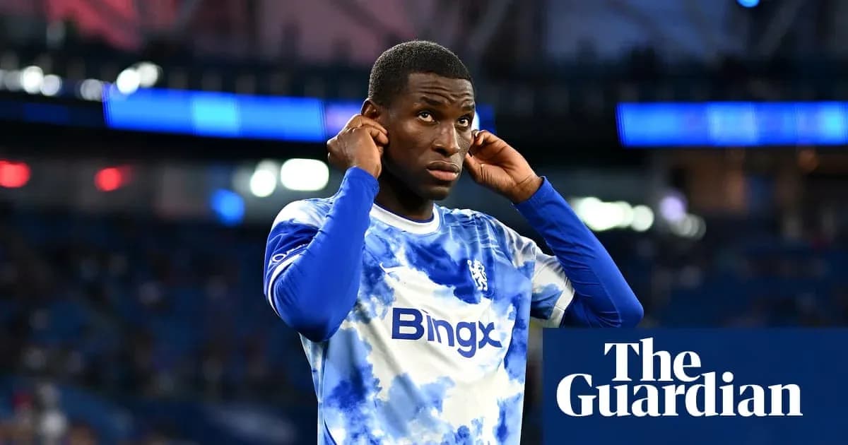 Jugador de Chelsea ajustando su camiseta en el campo Jugador de Chelsea ajustando su camiseta en el campo