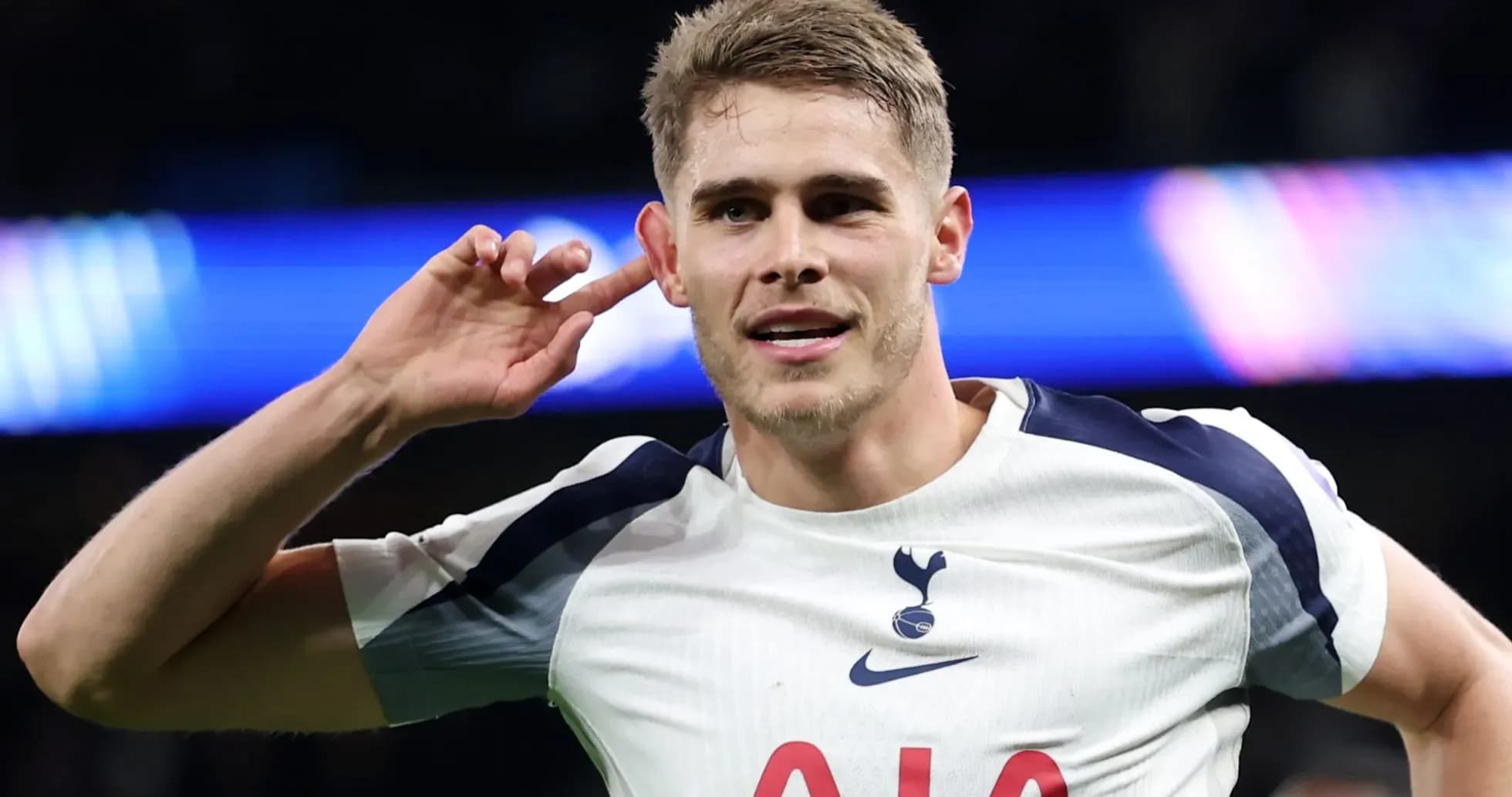 Jugador de Tottenham celebrando un gol con gesto Jugador de Tottenham celebrando un gol con gesto