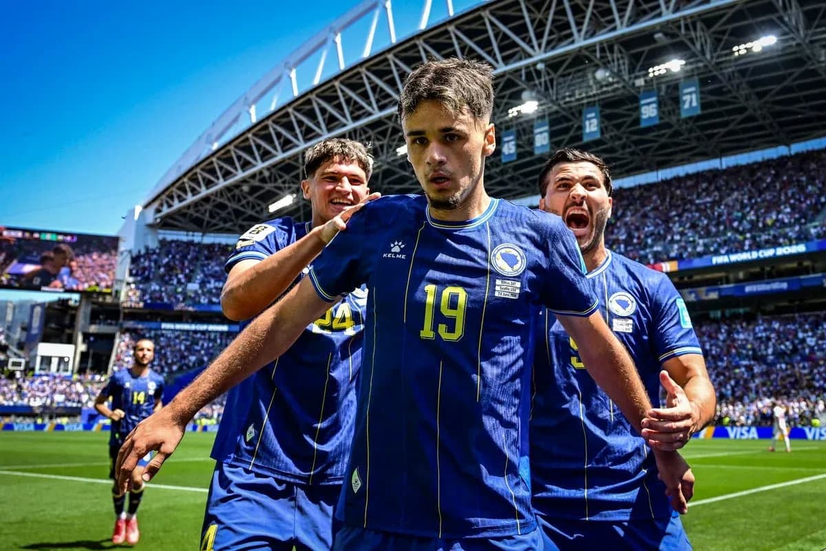 Jugadores de Bosnia celebrando un gol en el estadio Jugadores de Bosnia celebrando un gol en el estadio