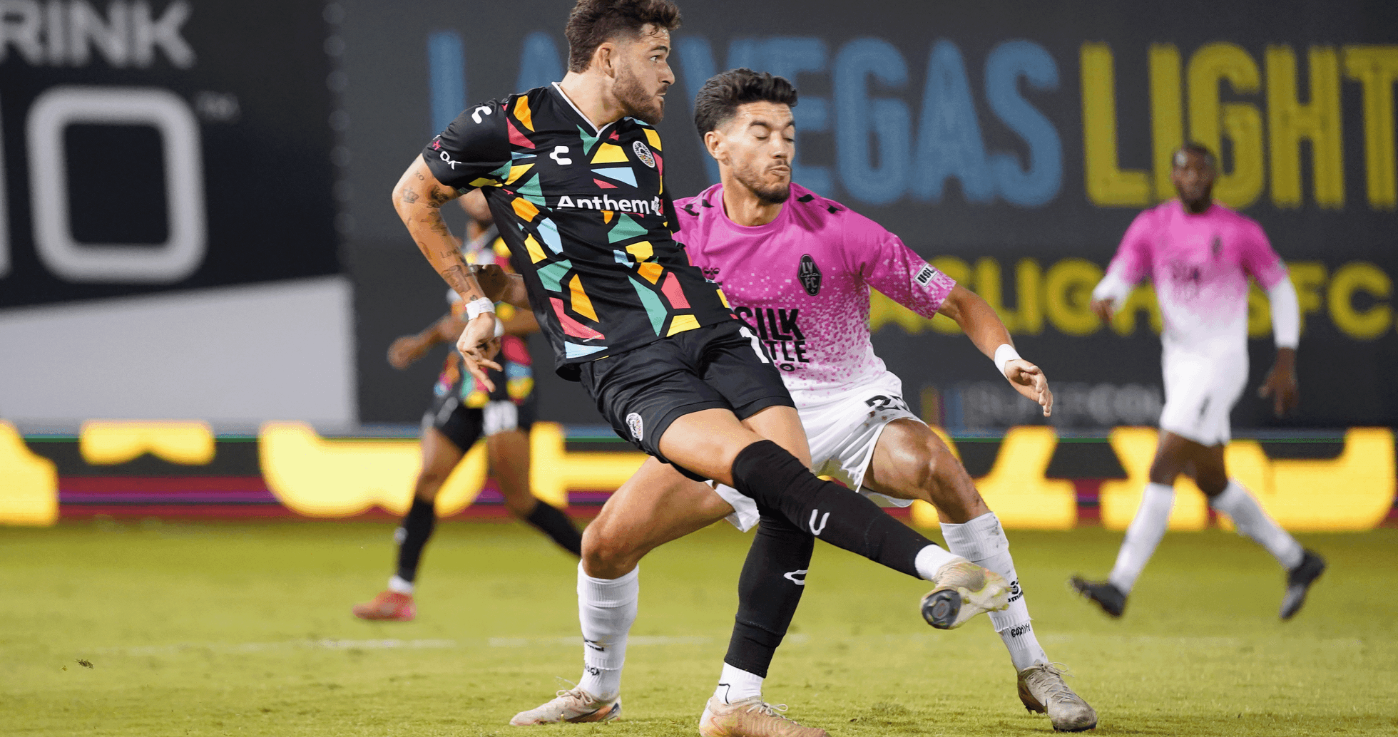 Jugadores compitiendo en el partido de fútbol Jugadores compitiendo en el partido de fútbol