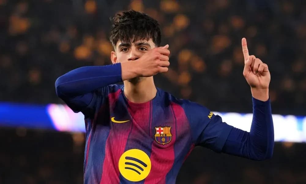 Jugador del FC Barcelona señalando hacia el cielo Jugador del FC Barcelona señalando hacia el cielo