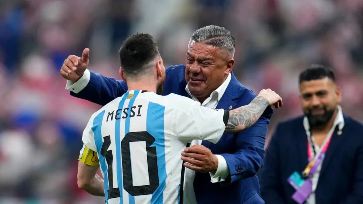 Lionel Messi abrazando a un oficial tras partido Lionel Messi abrazando a un oficial tras partido