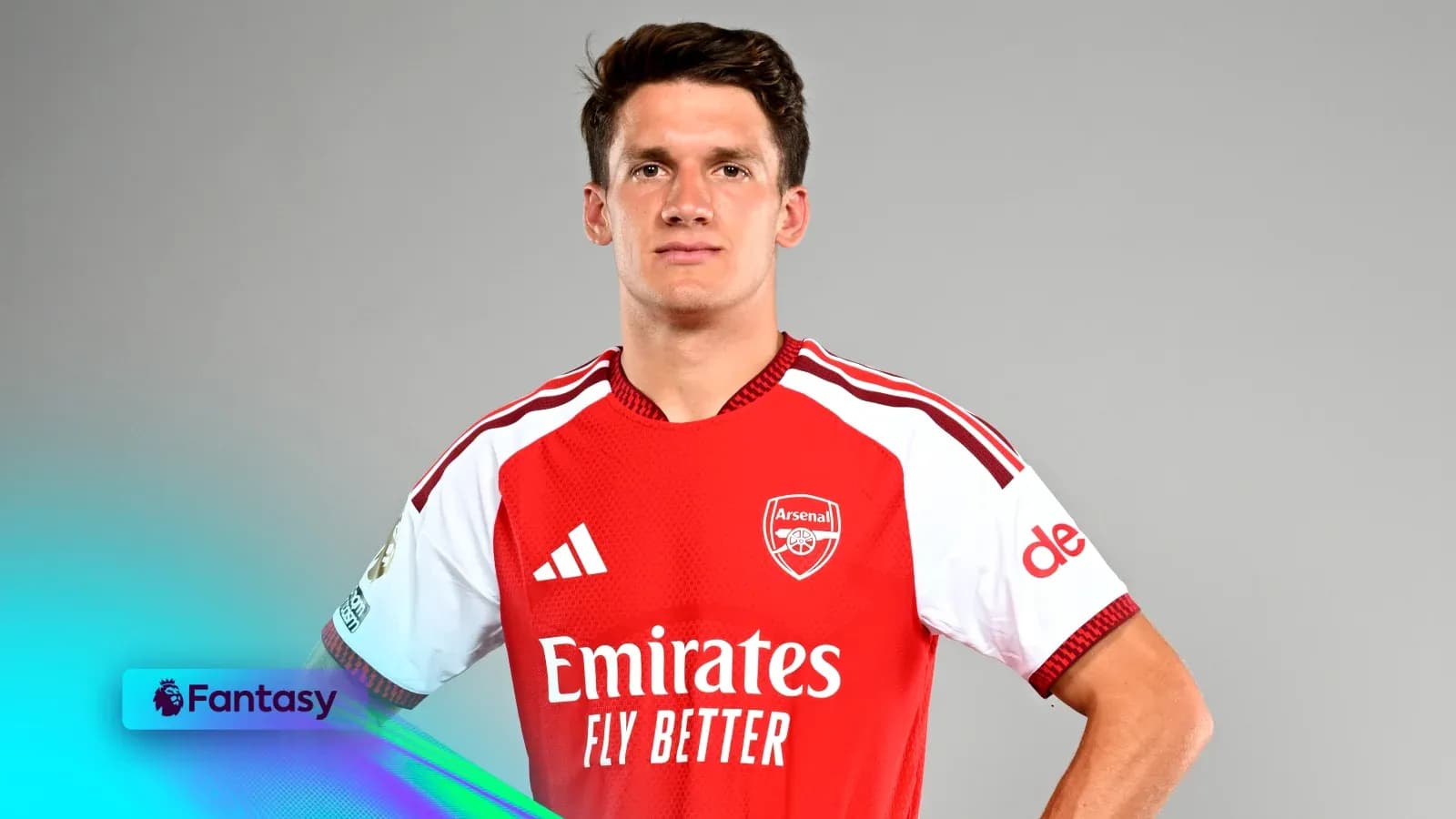 Jugador del Arsenal posando con camiseta del equipo Jugador del Arsenal posando con camiseta del equipo