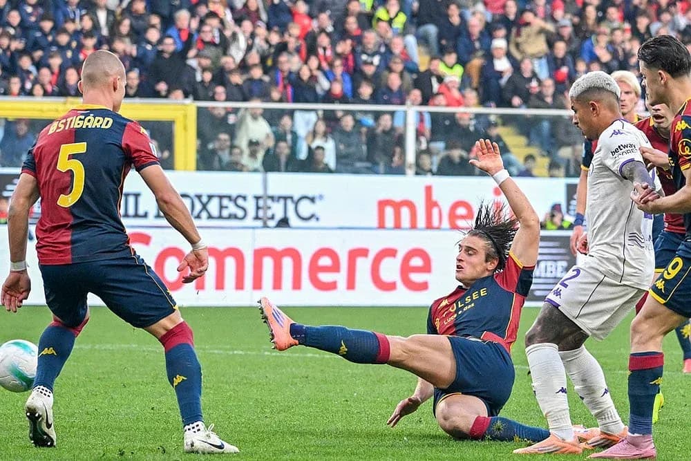 Jugadores de Genoa y Fiorentina en acción Jugadores de Genoa y Fiorentina en acción