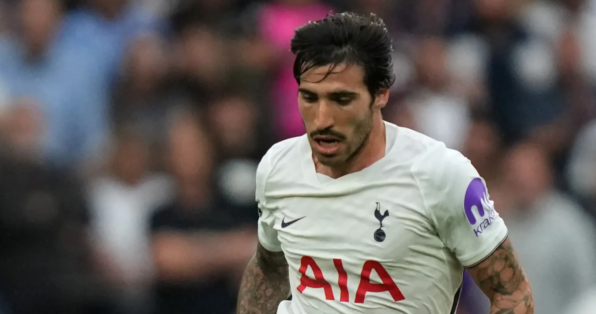 Jugador de Tottenham corriendo durante el partido Jugador de Tottenham corriendo durante el partido