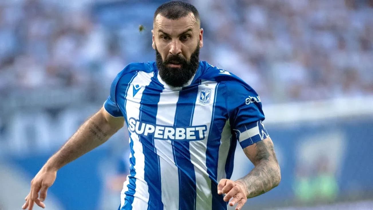 Jugador de Lech Poznań en acción durante el partido Jugador de Lech Poznań en acción durante el partido
