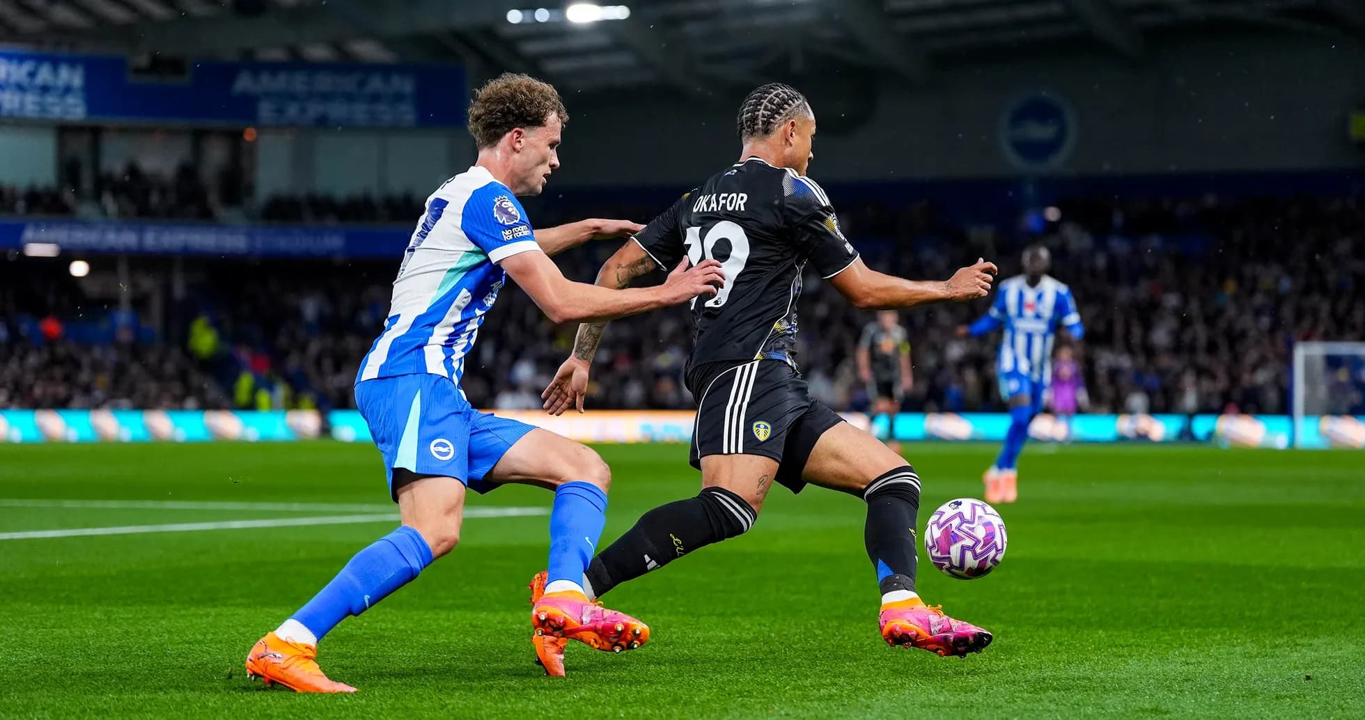 Jugador de Leeds en acción contra Brighton Jugador de Leeds en acción contra Brighton