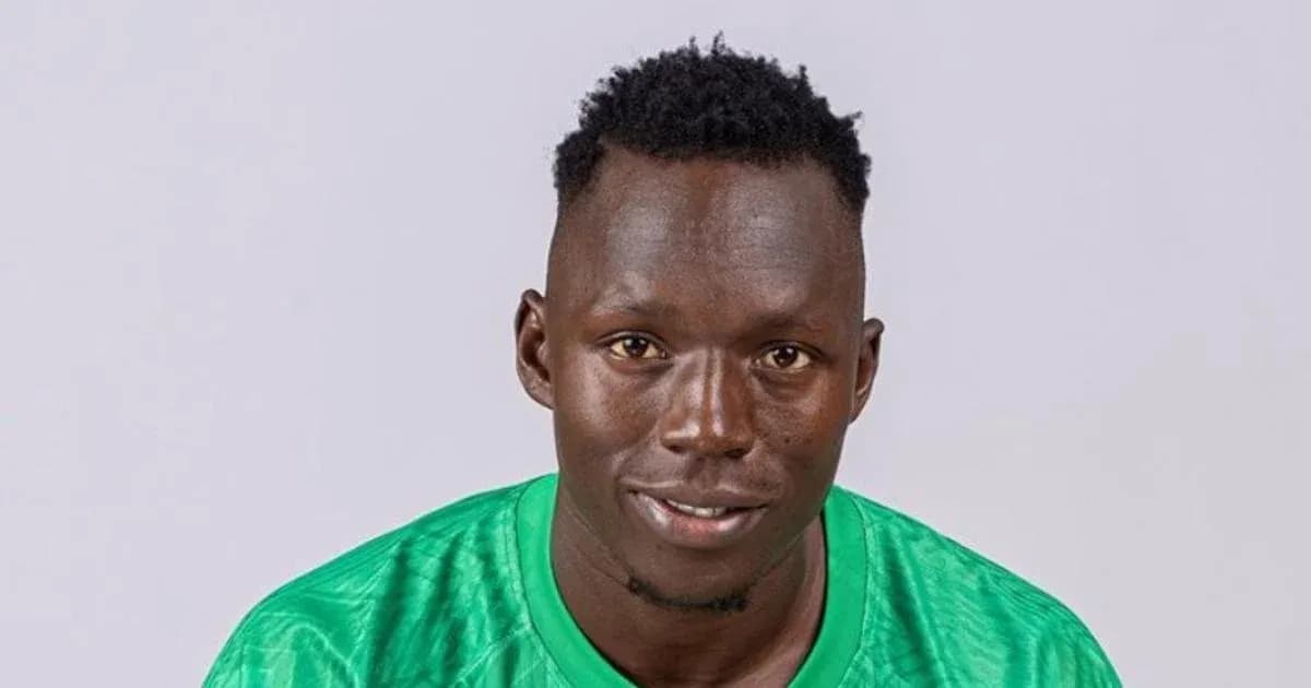 Jugador de fútbol en camiseta verde sonriendo Jugador de fútbol en camiseta verde sonriendo