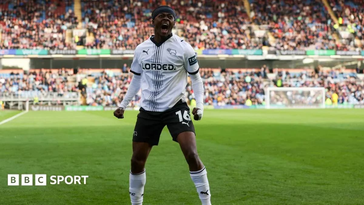 Jugador de Derby County celebrando un gol en el campo Jugador de Derby County celebrando un gol en el campo
