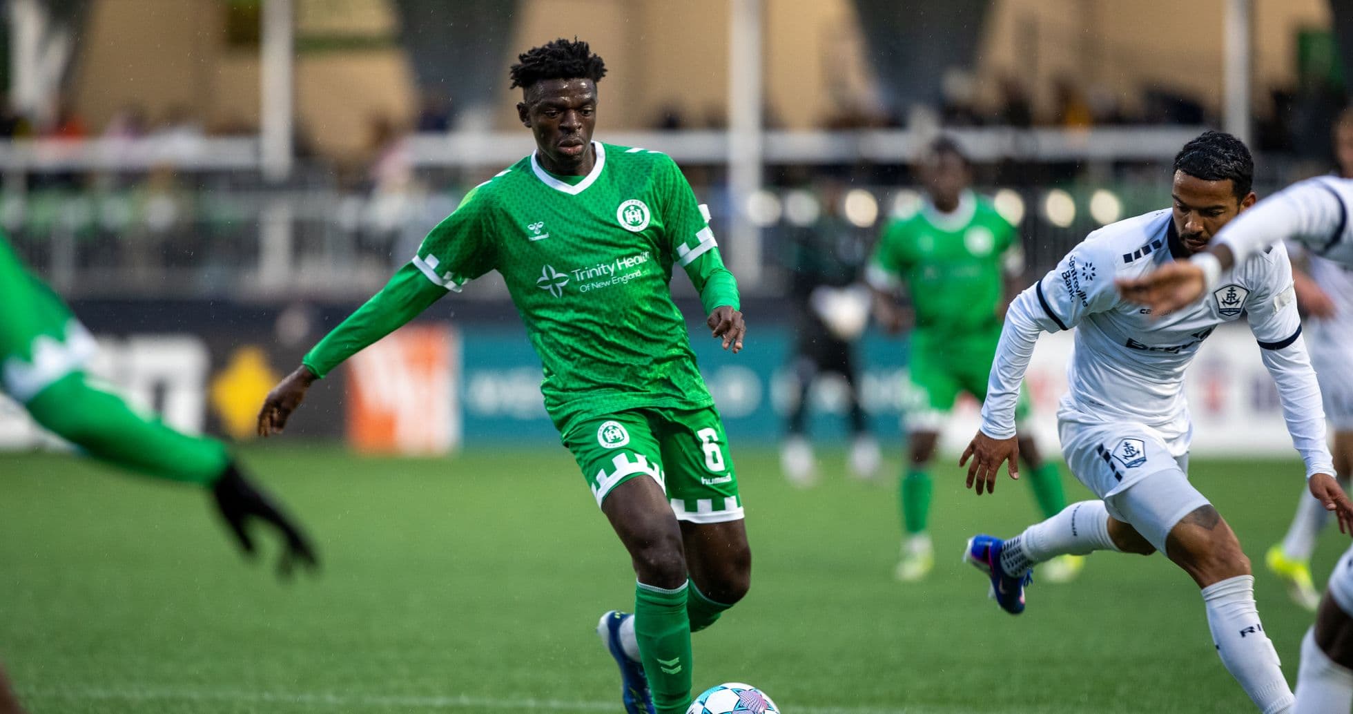 Jugador de Hartford Athletic controlando el balón Jugador de Hartford Athletic controlando el balón