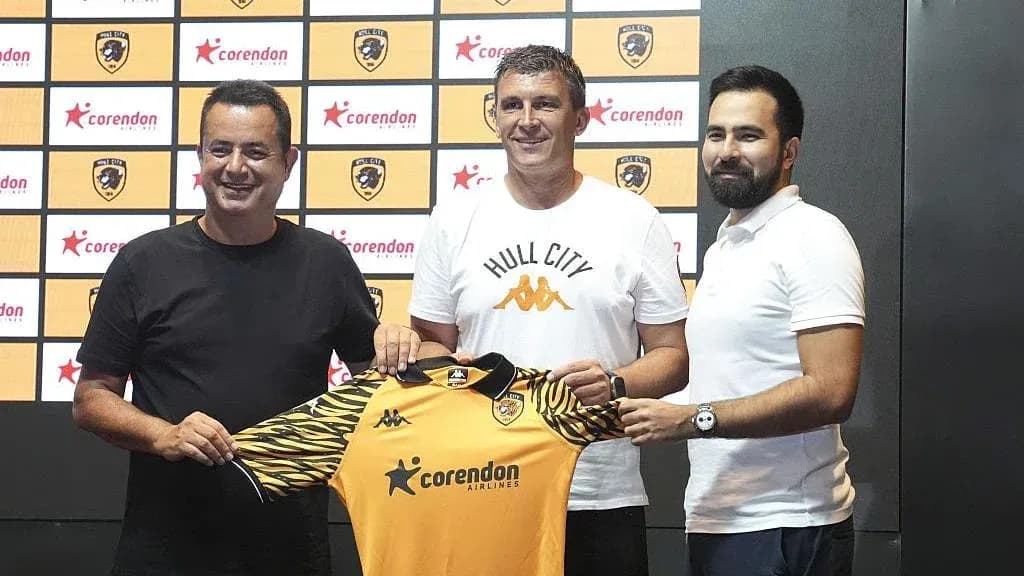 Presentación de nuevo entrenador con camiseta del equipo Presentación de nuevo entrenador con camiseta del equipo