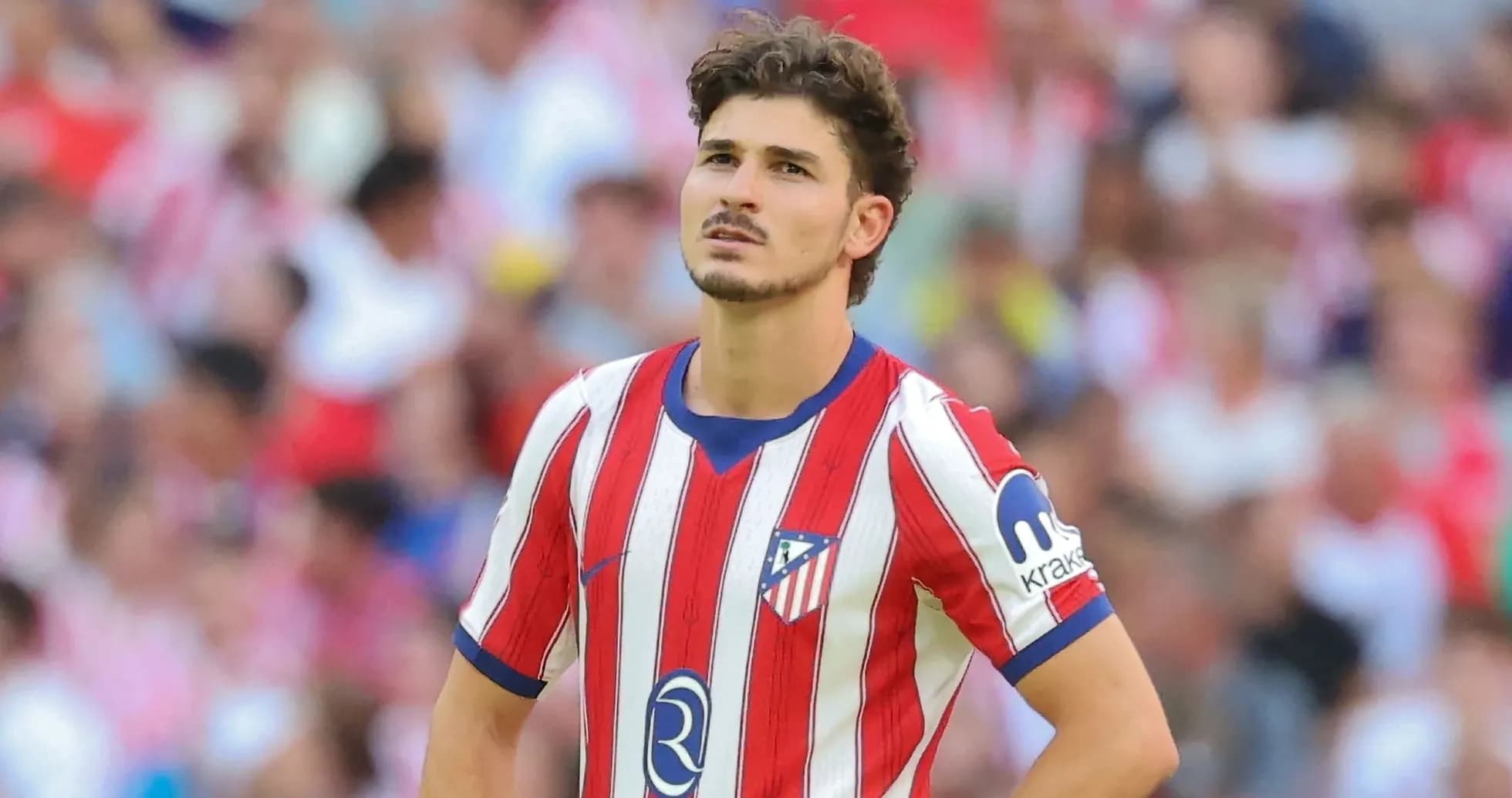 Jugador de Atlético de Madrid mirando hacia arriba Jugador de Atlético de Madrid mirando hacia arriba