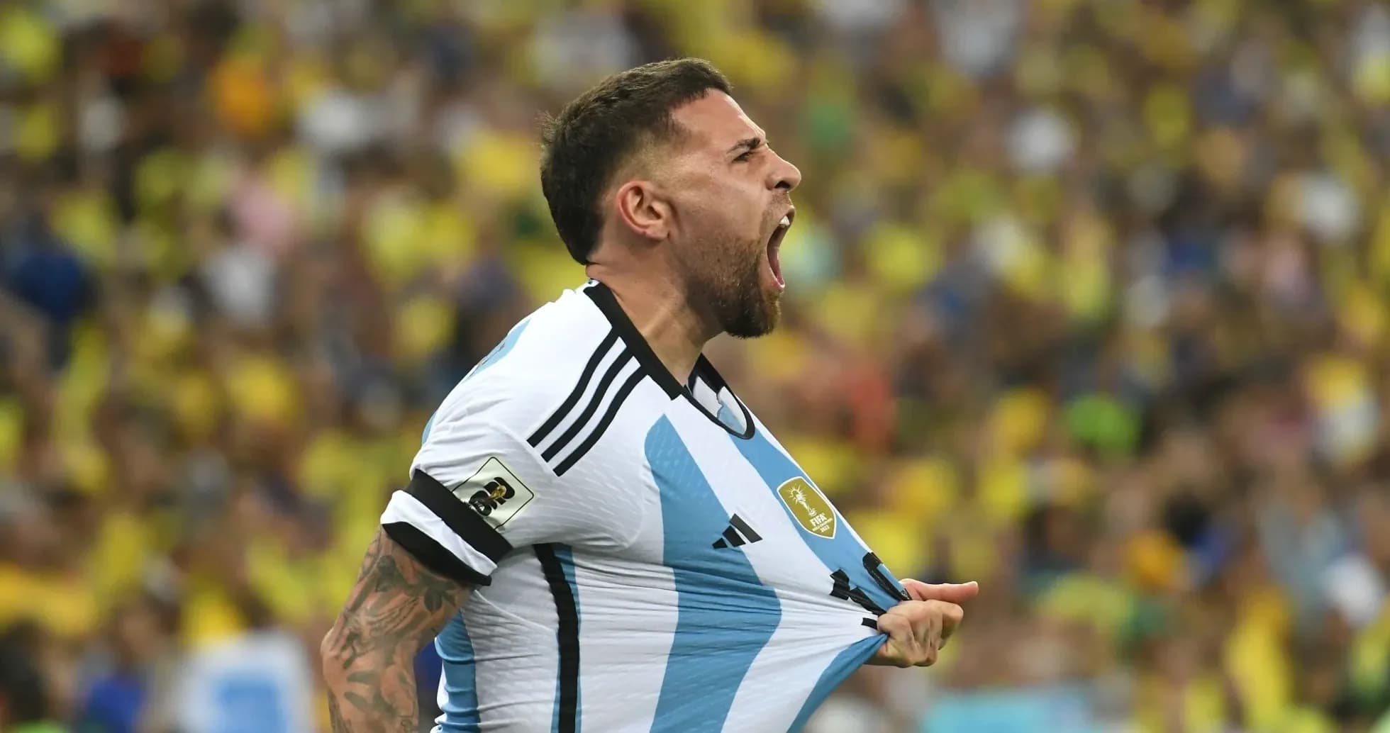 Jugador argentino celebrando en el estadio lleno Jugador argentino celebrando en el estadio lleno