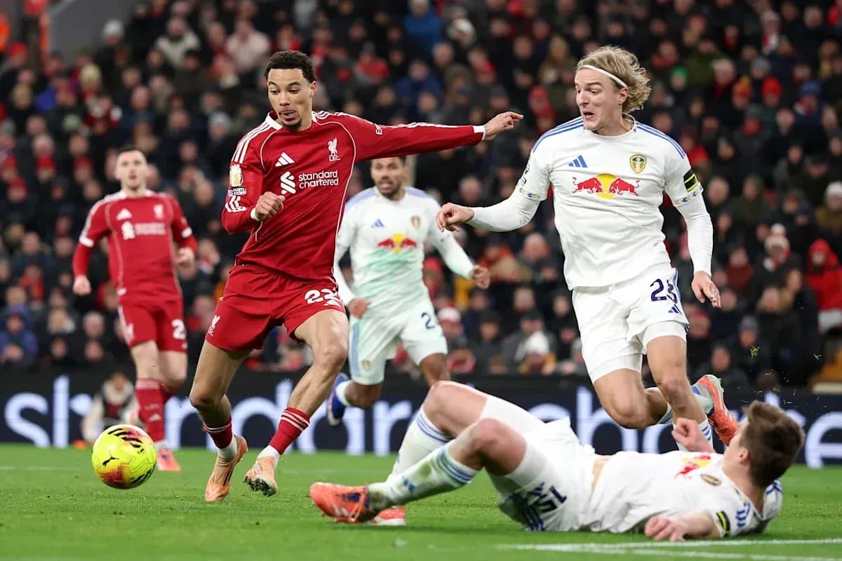 Jugador de Liverpool driblando entre defensores de Leeds Jugador de Liverpool driblando entre defensores de Leeds