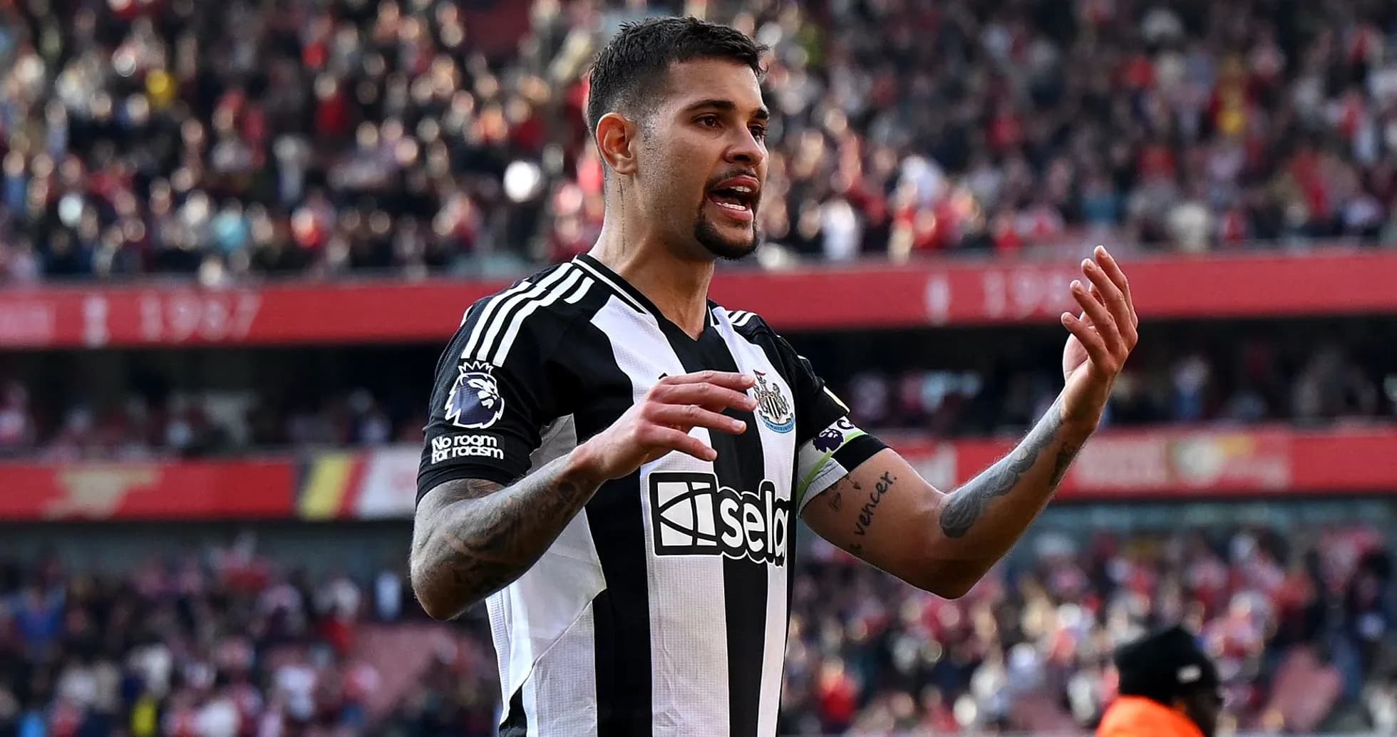 Jugador de Newcastle gesticulando en el campo Jugador de Newcastle gesticulando en el campo