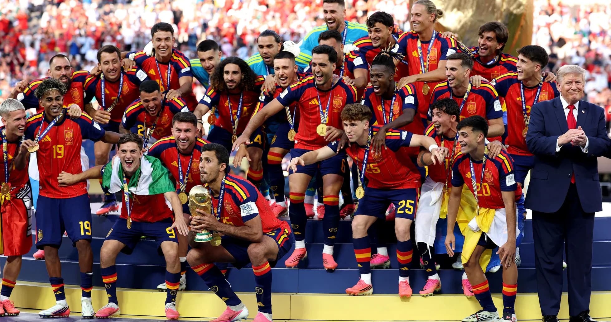 Equipo de España celebrando la victoria con trofeo Equipo de España celebrando la victoria con trofeo