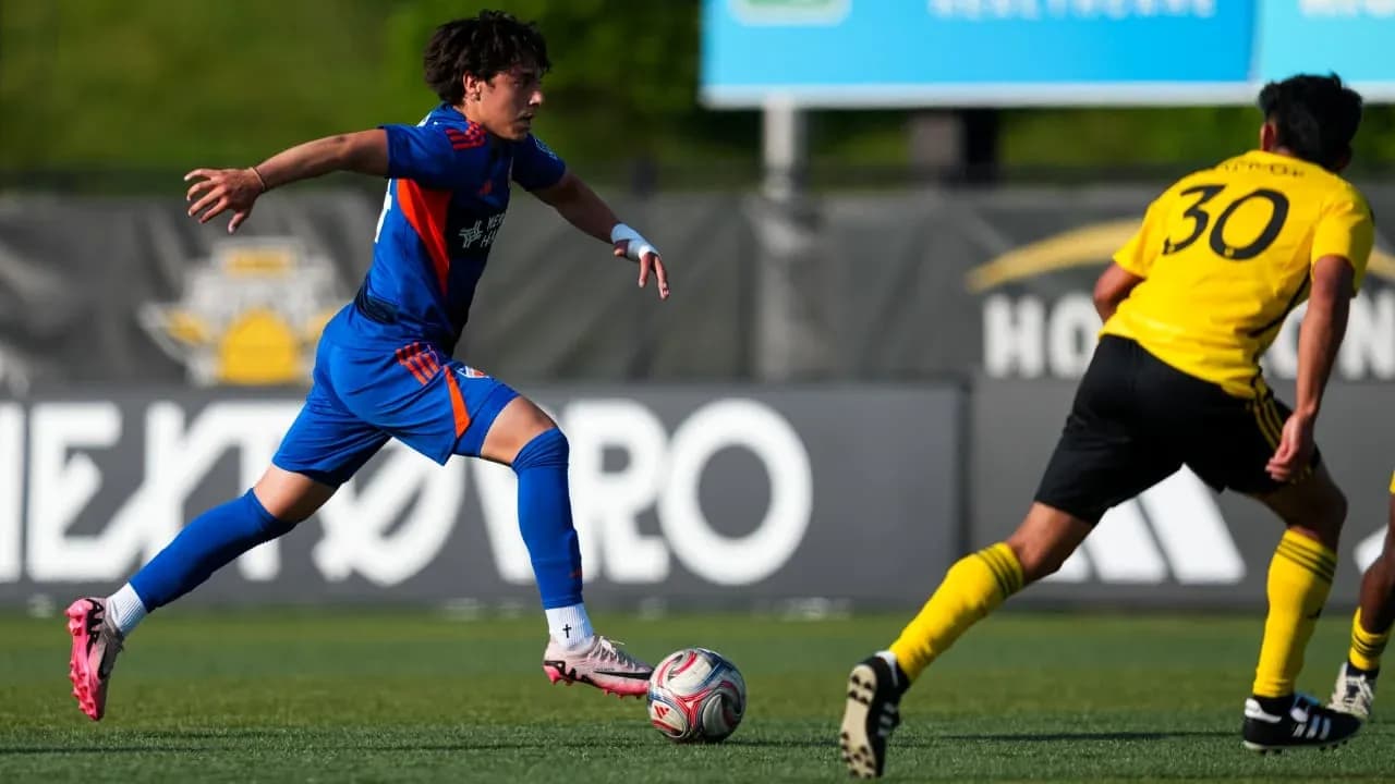 Jugador de FC Cincinnati II avanzando con el balón Jugador de FC Cincinnati II avanzando con el balón