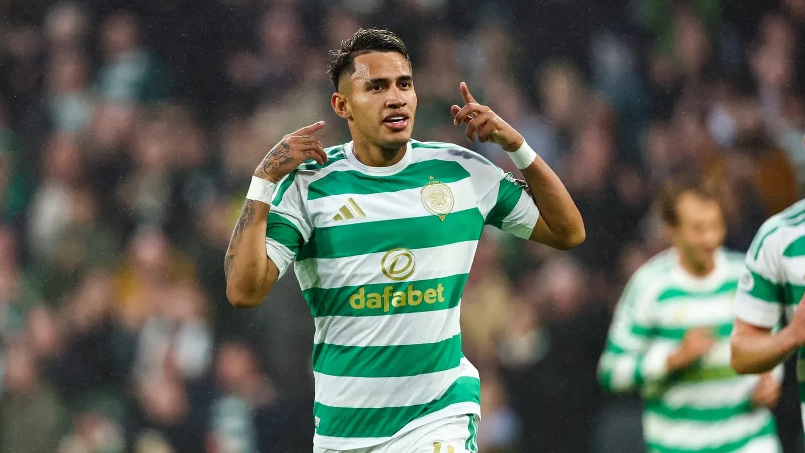 Jugador de Celtic celebrando un gol en el campo Jugador de Celtic celebrando un gol en el campo