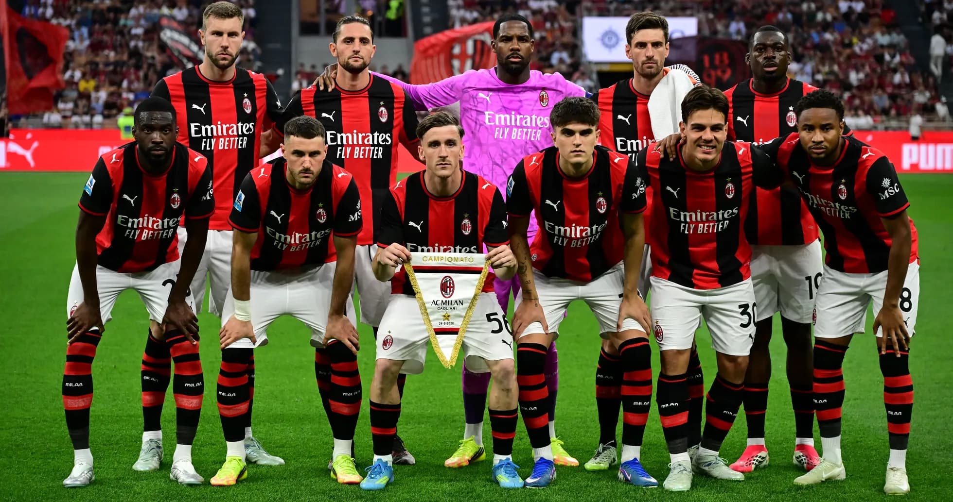 Equipo de AC Milan posando con un banderín Equipo de AC Milan posando con un banderín