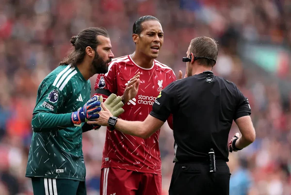 Jugadores de Liverpool discutiendo con el árbitro Jugadores de Liverpool discutiendo con el árbitro