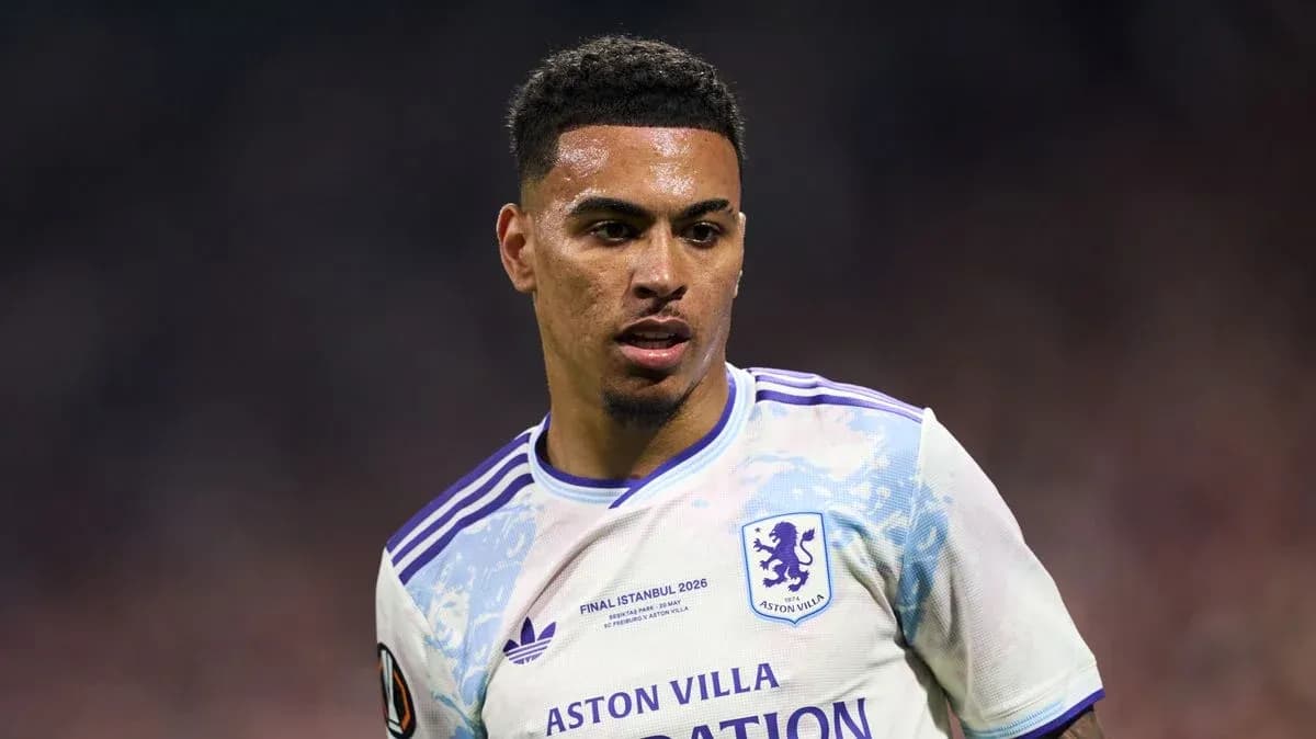 Jugador de Aston Villa durante un partido de fútbol Jugador de Aston Villa durante un partido de fútbol