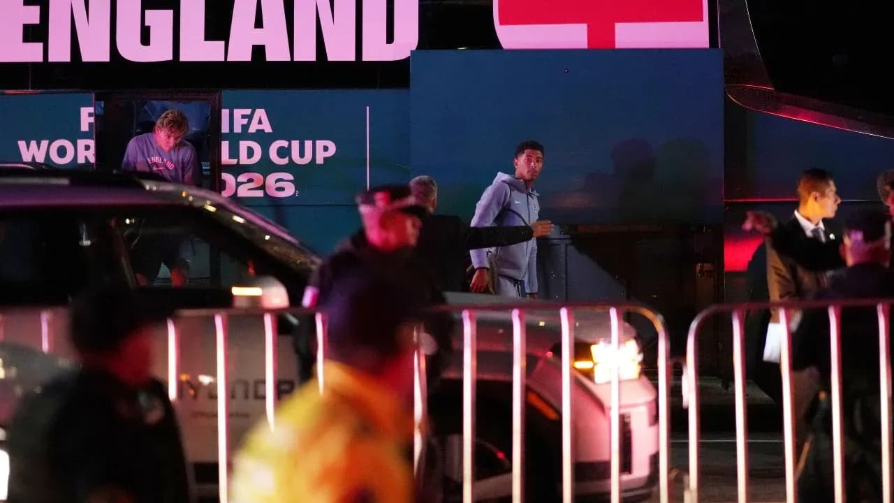 Jugadores saliendo del autobús de Inglaterra en evento Jugadores saliendo del autobús de Inglaterra en evento