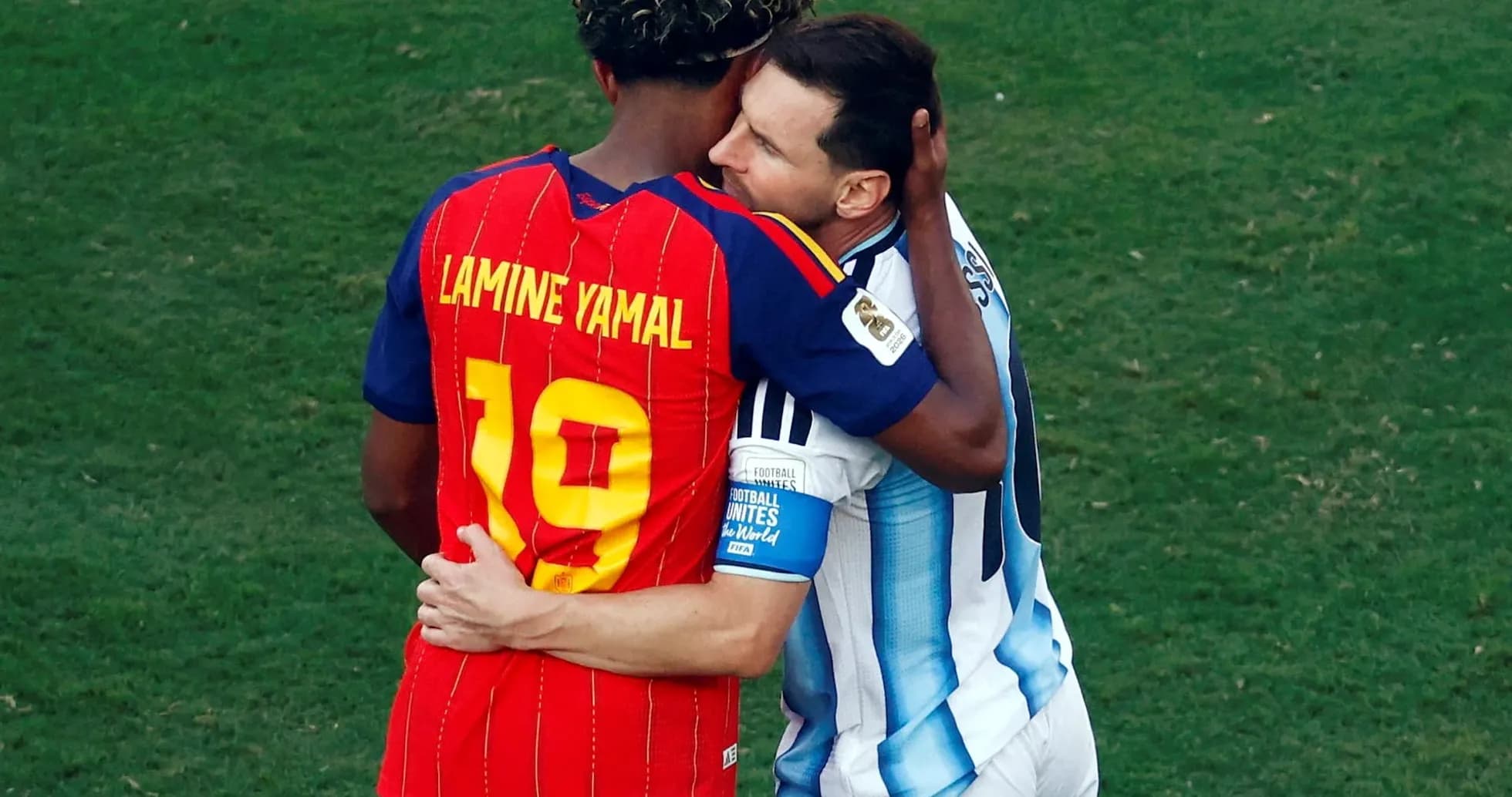 Lamine Yamal y Lionel Messi en un abrazo Lamine Yamal y Lionel Messi en un abrazo