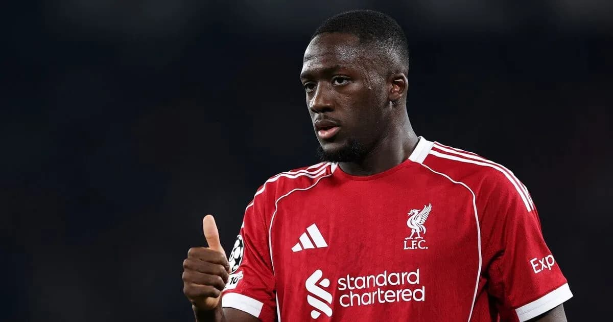 Jugador de Liverpool haciendo gesto de aprobación Jugador de Liverpool haciendo gesto de aprobación
