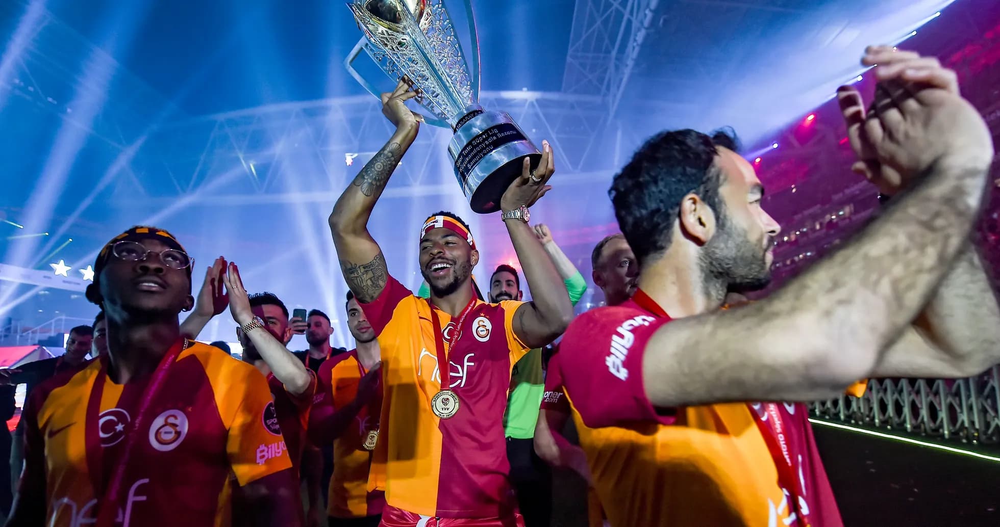 Jugadores de Galatasaray celebrando con el trofeo Jugadores de Galatasaray celebrando con el trofeo