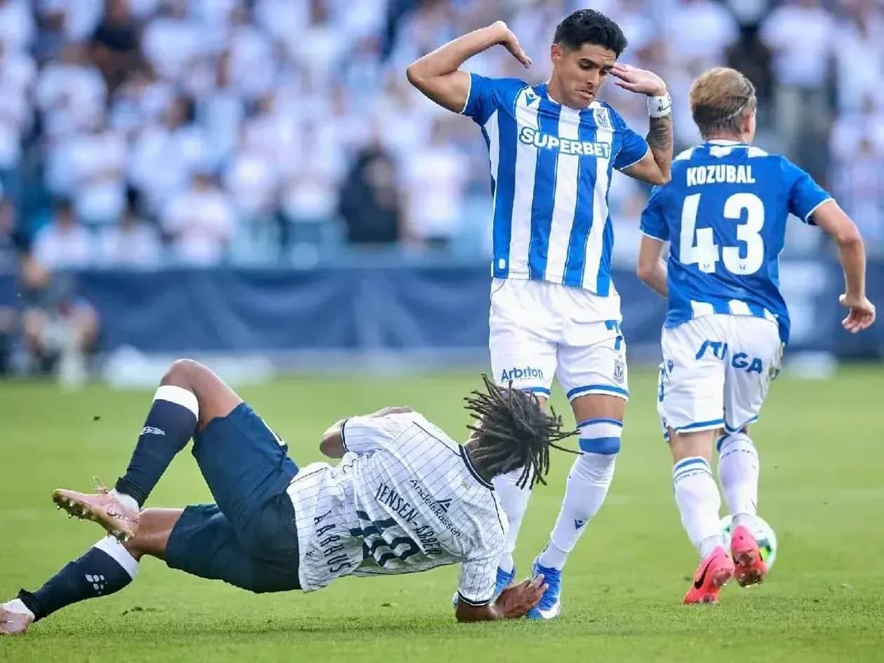 Jugador de Lech Poznan evitando un tackle Jugador de Lech Poznan evitando un tackle