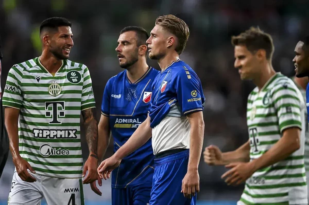 Jugadores de Ferencvarosi TC y Vojvodina en el partido Jugadores de Ferencvarosi TC y Vojvodina en el partido