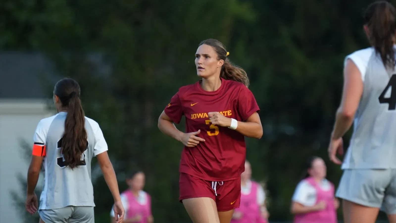 Jugadora de Iowa State corriendo en el campo Jugadora de Iowa State corriendo en el campo