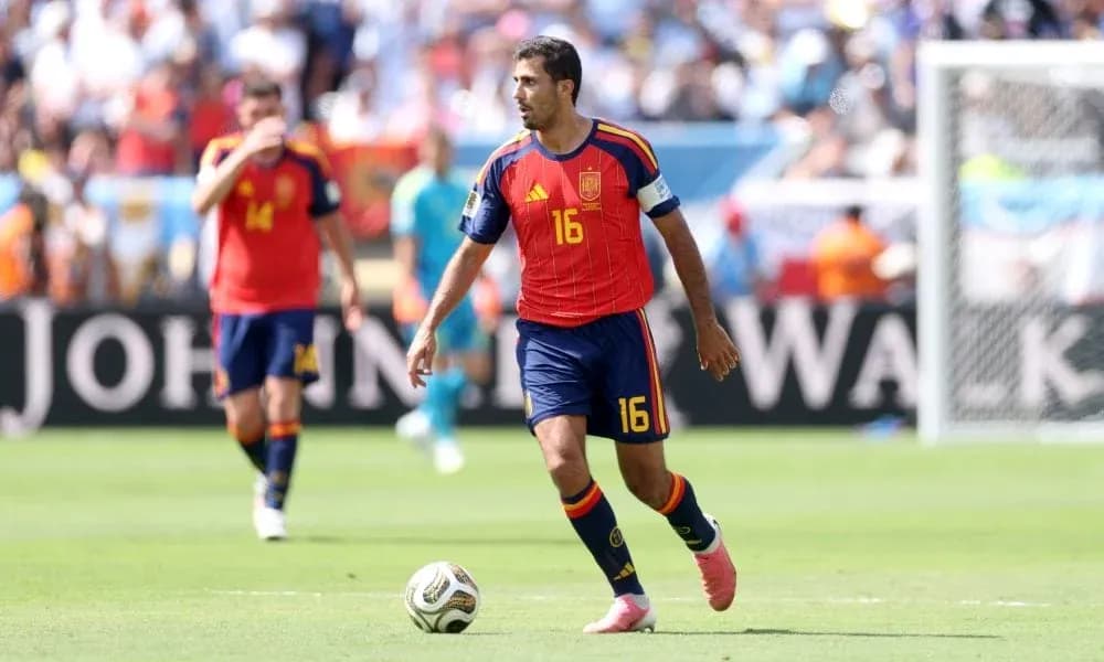 Jugador español con balón durante un partido Jugador español con balón durante un partido