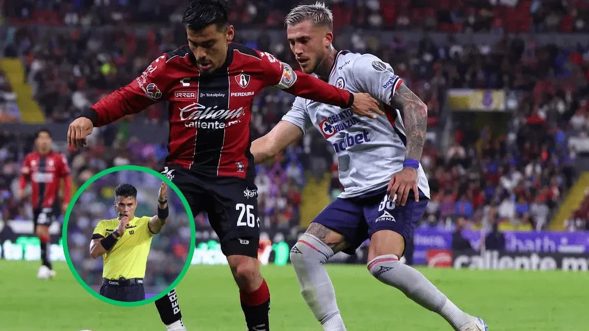 Jugador de Atlas y Cruz Azul en acción Jugador de Atlas y Cruz Azul en acción