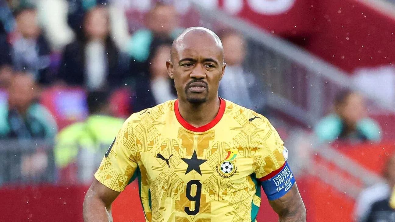 Jugador de Ghana en camiseta amarilla durante el partido Jugador de Ghana en camiseta amarilla durante el partido