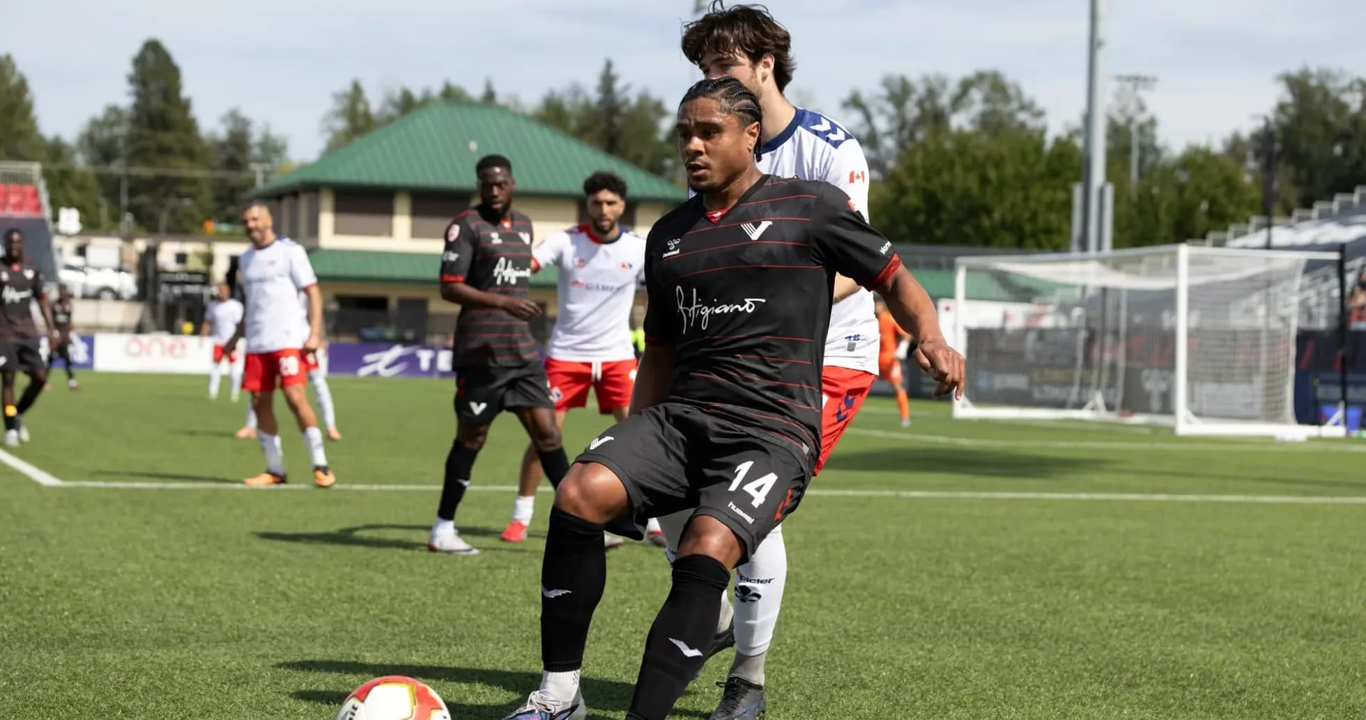 Jugador de Supra du Quebec con balón en el campo Jugador de Supra du Quebec con balón en el campo