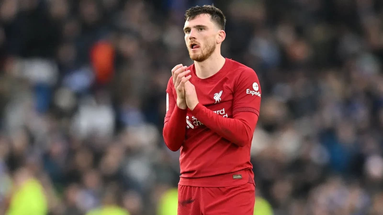 Jugador de Liverpool aplaudiendo tras el partido Jugador de Liverpool aplaudiendo tras el partido