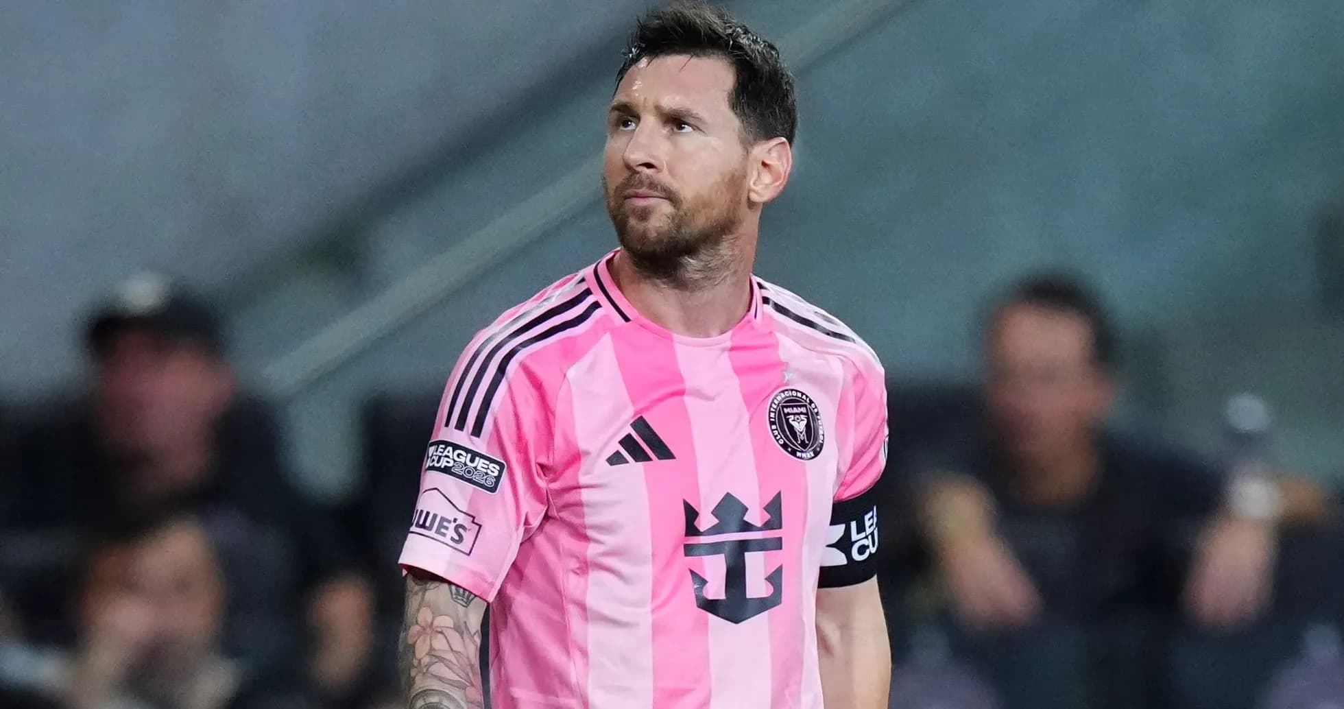 Lionel Messi en uniforme rosa durante un partido Lionel Messi en uniforme rosa durante un partido