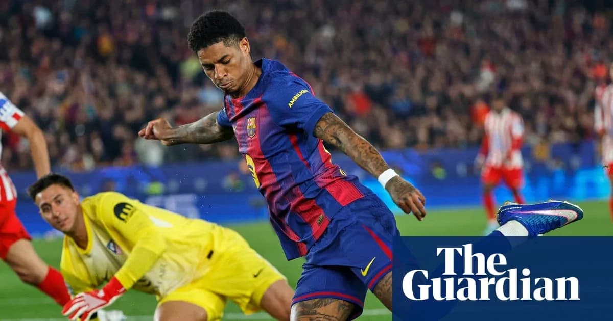 Jugador de Barcelona disparando a puerta en partido Jugador de Barcelona disparando a puerta en partido