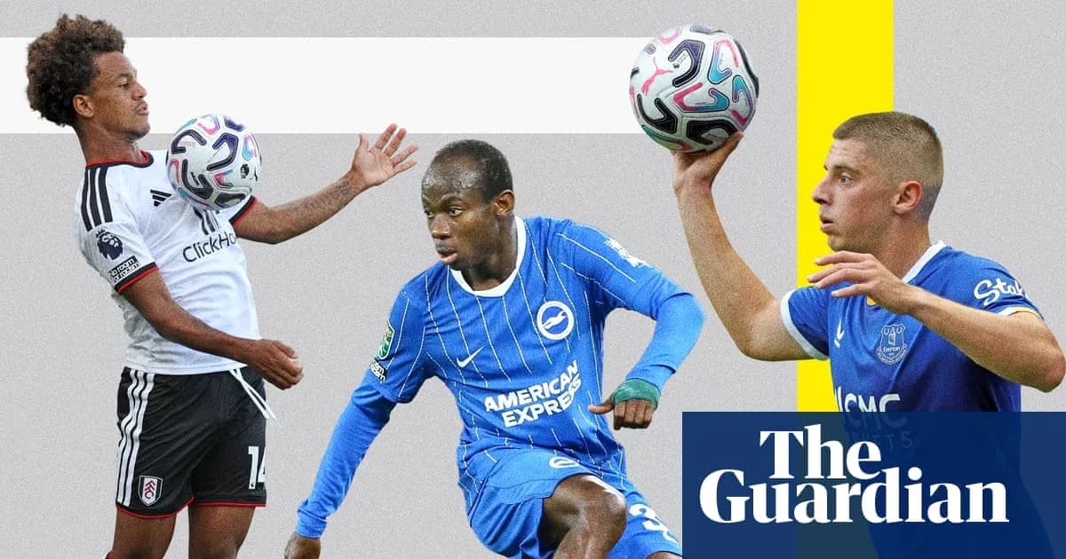 Tres jugadores de fútbol en acción lanzando el balón Tres jugadores de fútbol en acción lanzando el balón