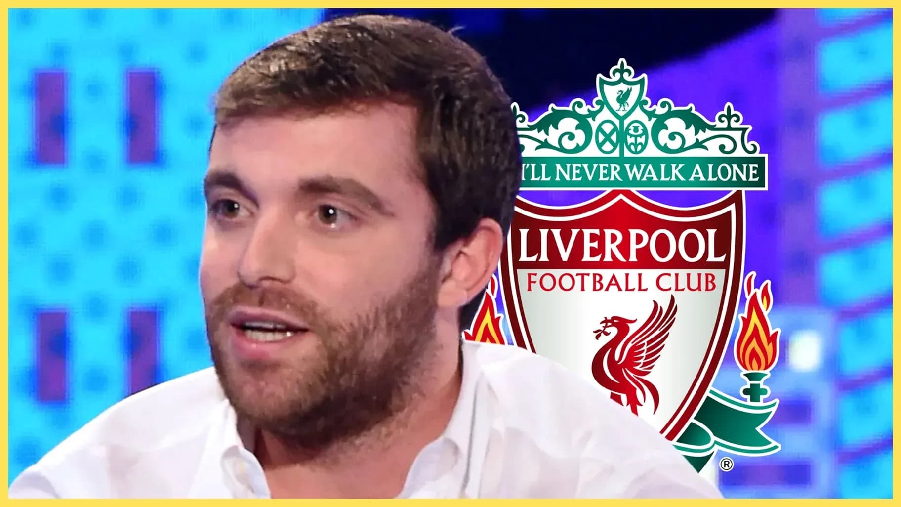 Hombre hablando frente al logo de Liverpool FC Hombre hablando frente al logo de Liverpool FC
