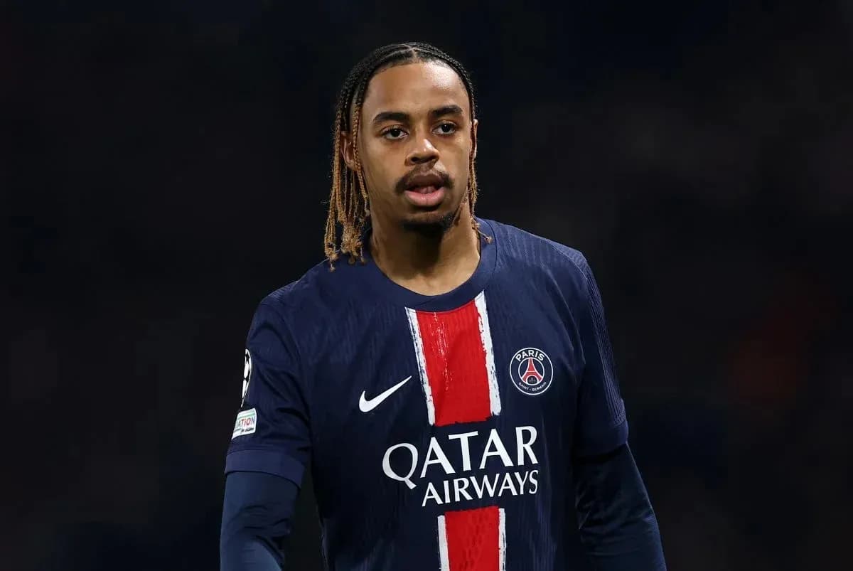 Jugador de PSG en el campo durante un partido Jugador de PSG en el campo durante un partido