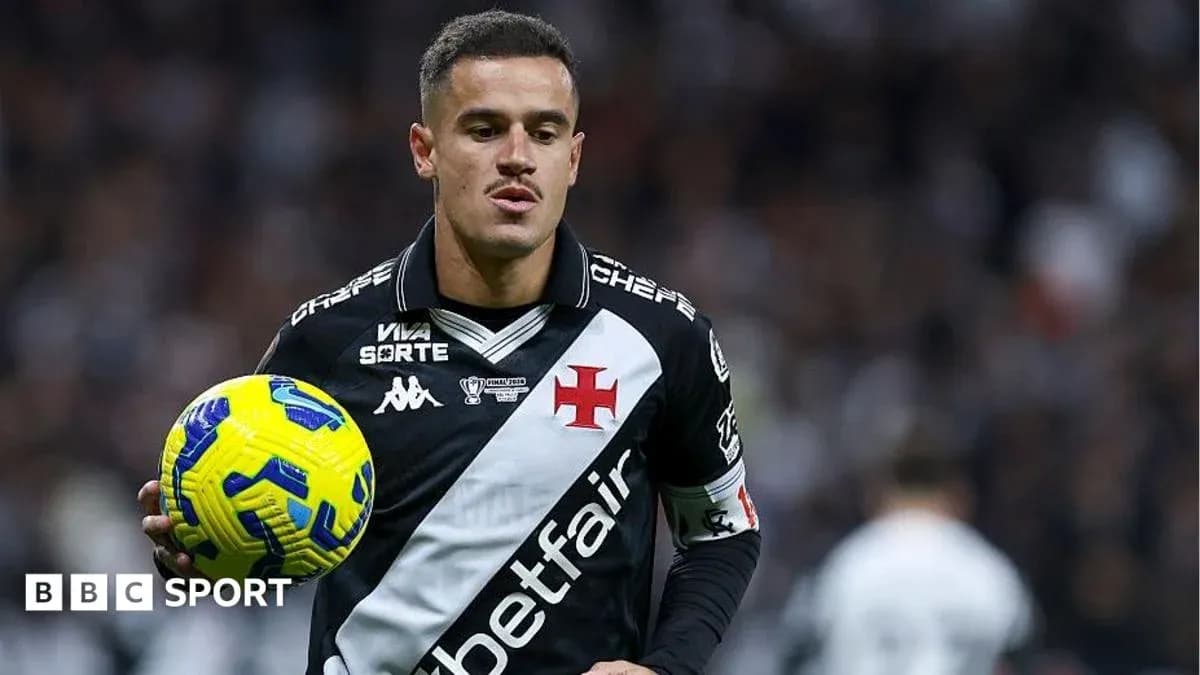 Jugador de Vasco da Gama con balón en mano Jugador de Vasco da Gama con balón en mano