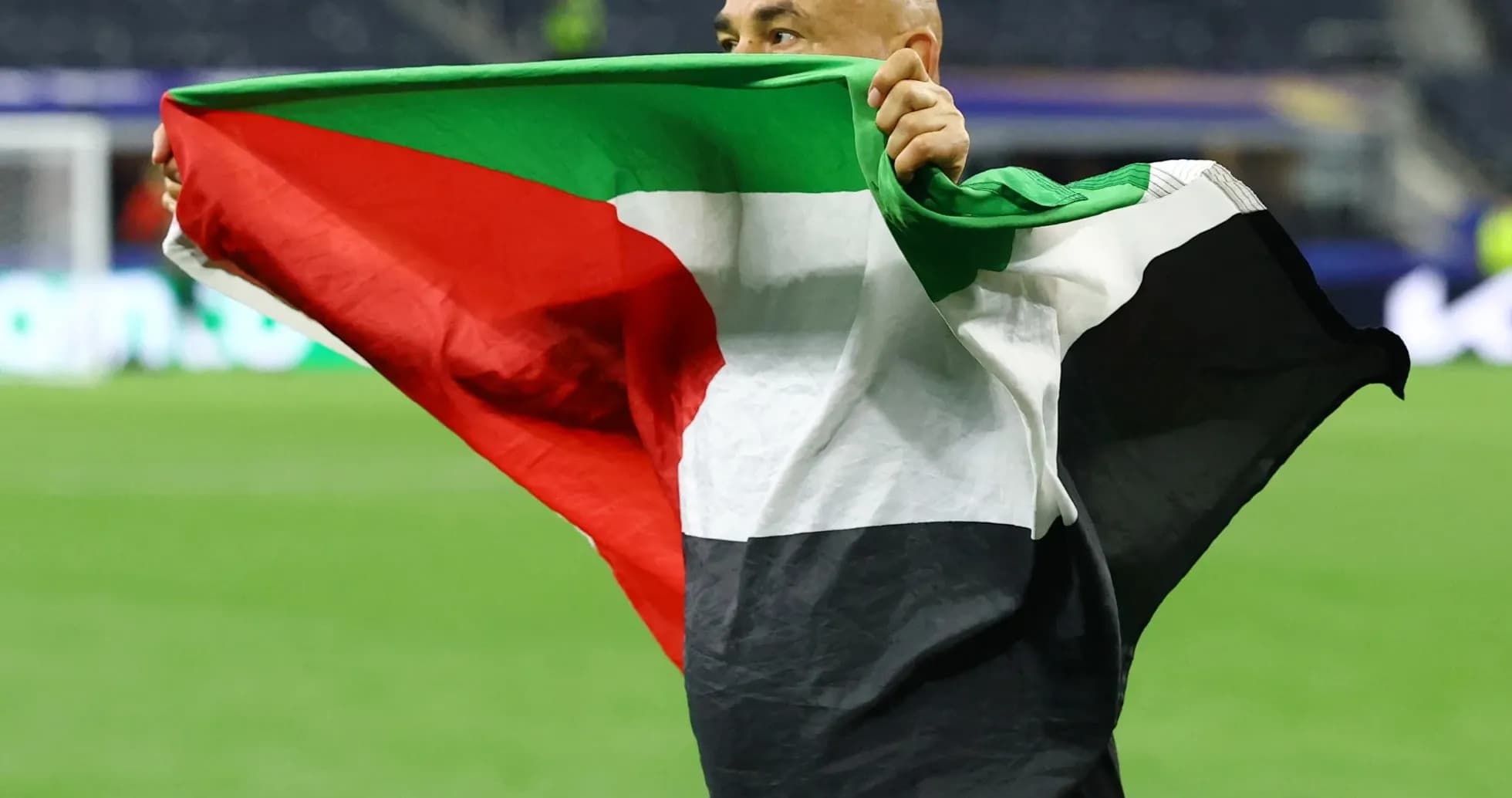 Persona sosteniendo una bandera con los colores de Palestina Persona sosteniendo una bandera con los colores de Palestina
