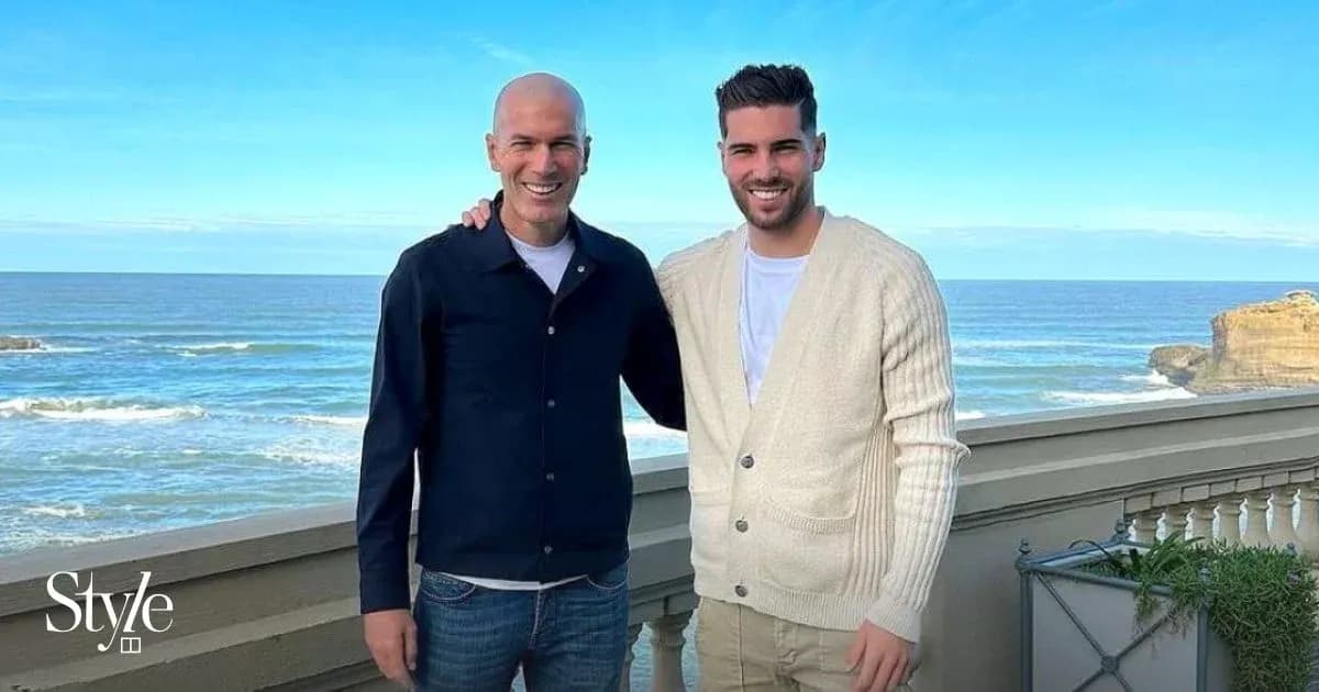 Dos hombres sonriendo frente al mar Dos hombres sonriendo frente al mar