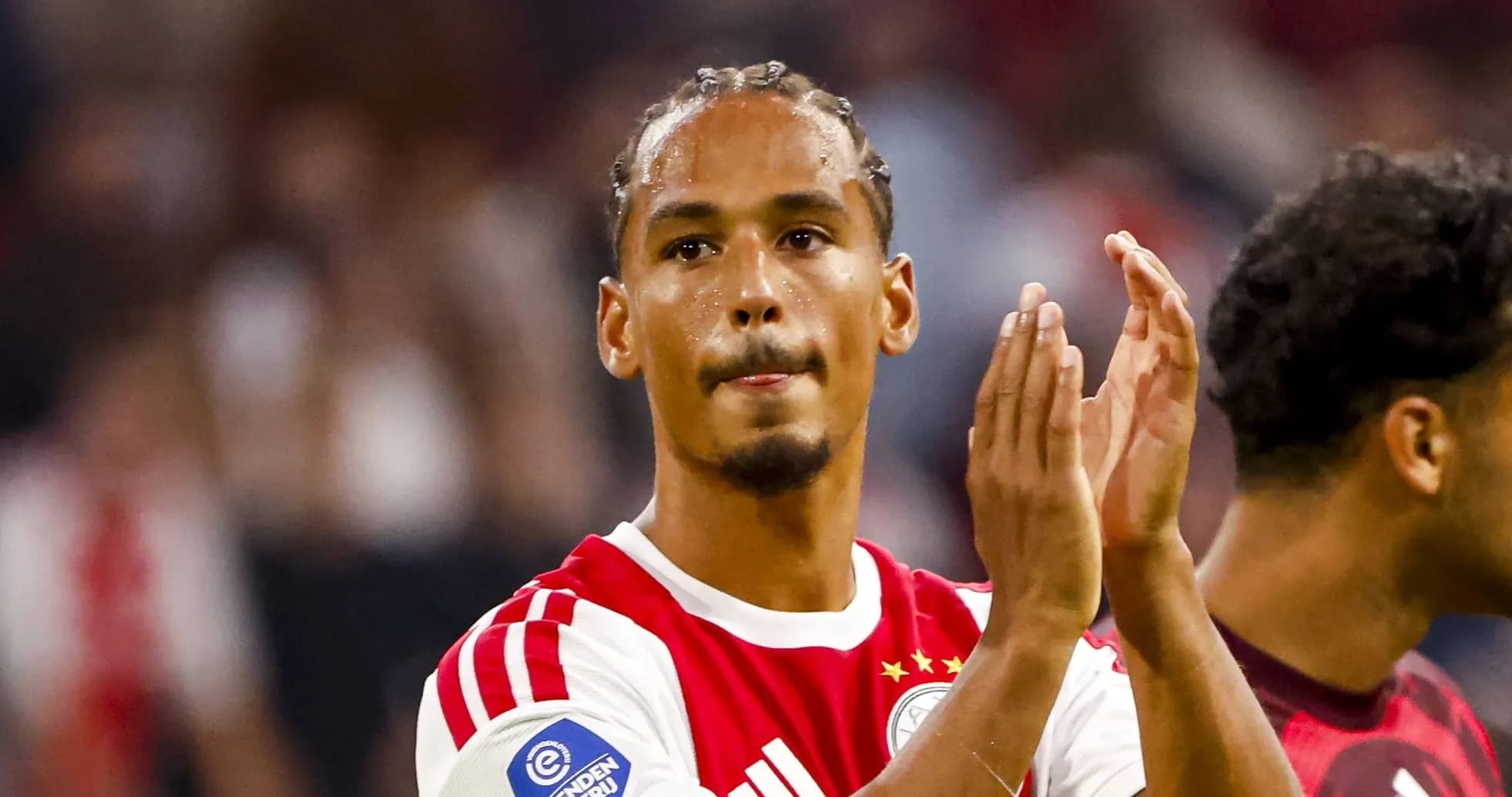 Jugador aplaudiendo tras el partido con Ajax Jugador aplaudiendo tras el partido con Ajax