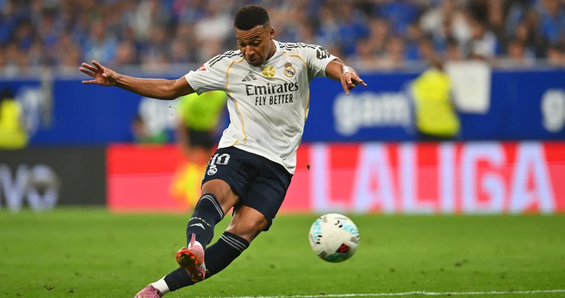 Jugador de Real Madrid disparando a puerta Jugador de Real Madrid disparando a puerta