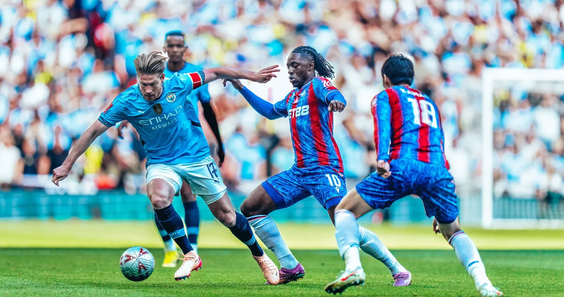 Jugador de Manchester City driblando a defensores de Crystal Palace Jugador de Manchester City driblando a defensores de Crystal Palace